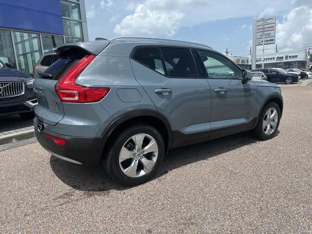 2022 Volvo XC40 T5 Momentum