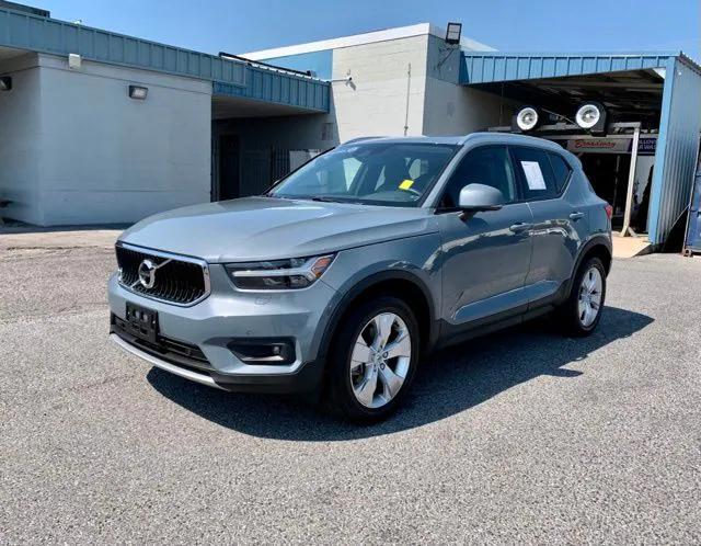 2022 Volvo XC40 T5 Momentum