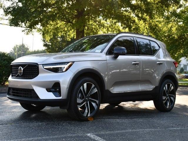 2023 Volvo XC40 B5 Plus Dark Theme