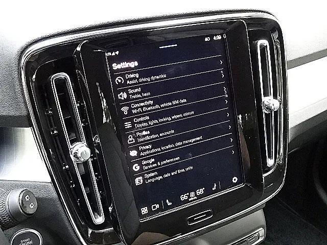 2025 Volvo XC40 B5 Core Bright Theme