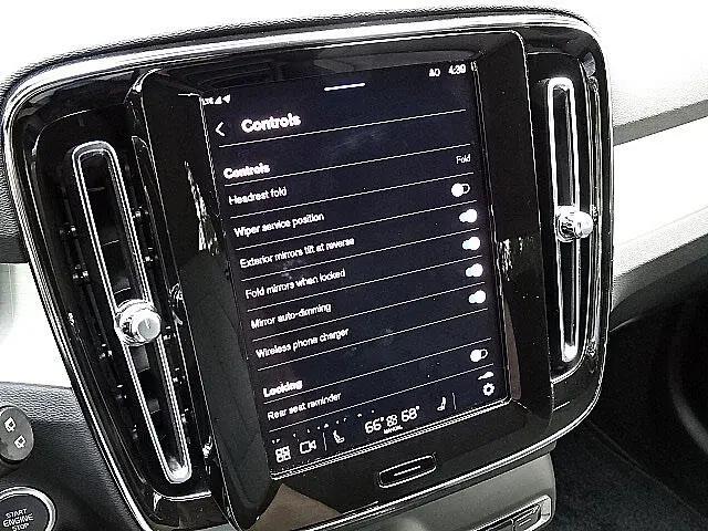 2025 Volvo XC40 B5 Core Bright Theme