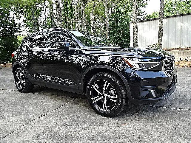 2025 Volvo XC40 B5 Core Bright Theme
