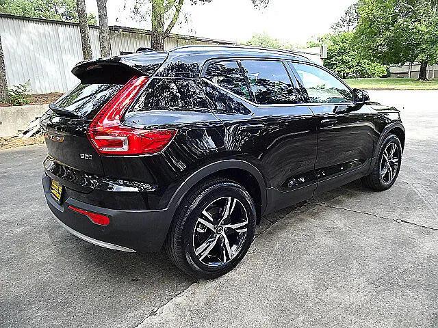 2025 Volvo XC40 B5 Core Bright Theme