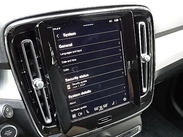 2025 Volvo XC40 B5 Core Bright Theme