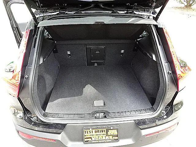 2025 Volvo XC40 B5 Core Bright Theme