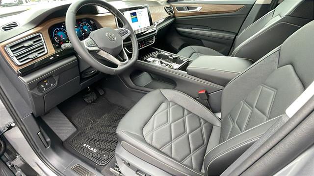 2025 Volkswagen Atlas 2.0T SE w/Technology