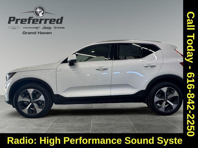 2025 Volvo XC40 B5 Plus Bright Theme