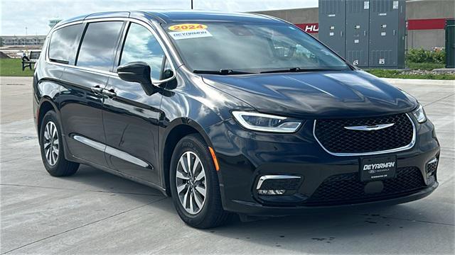 2024 Chrysler Pacifica Hybrid Select