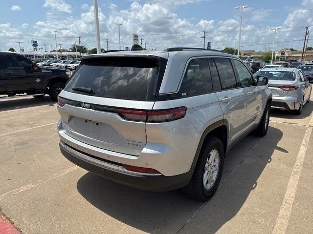 2023 Jeep Grand Cherokee Laredo 4x2