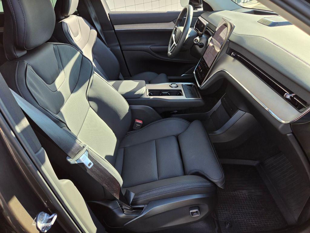 2025 Volvo EX90 Plus - Photo 23