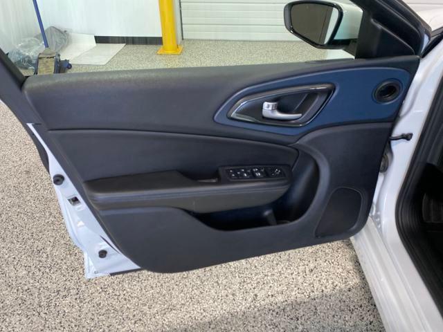 2016 Chrysler 200 S