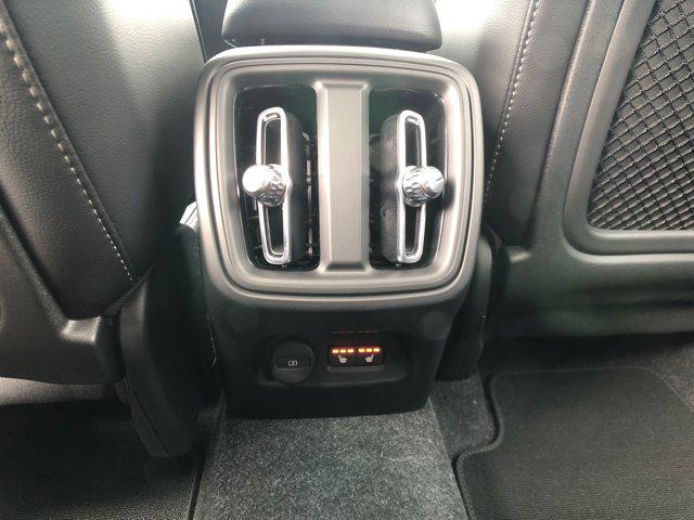 2026 Volvo XC40 B5 Ultra