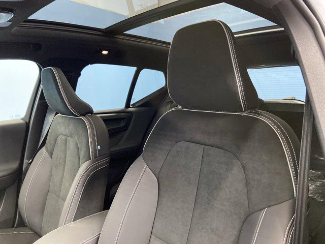2026 Volvo XC40 B5 Ultra Black Edition