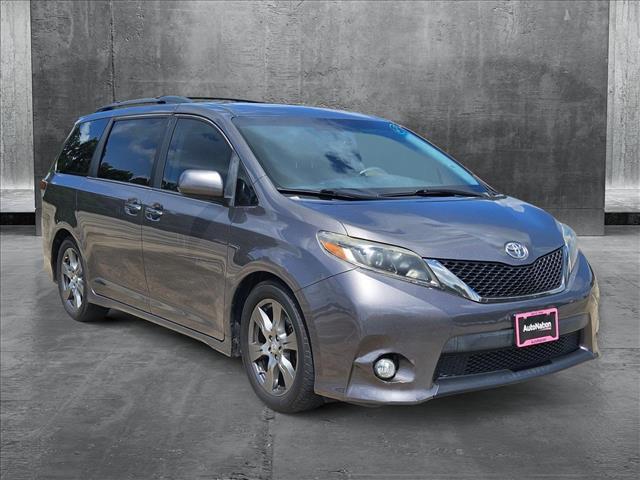 2017 Toyota Sienna SE Premium 8 Passenger