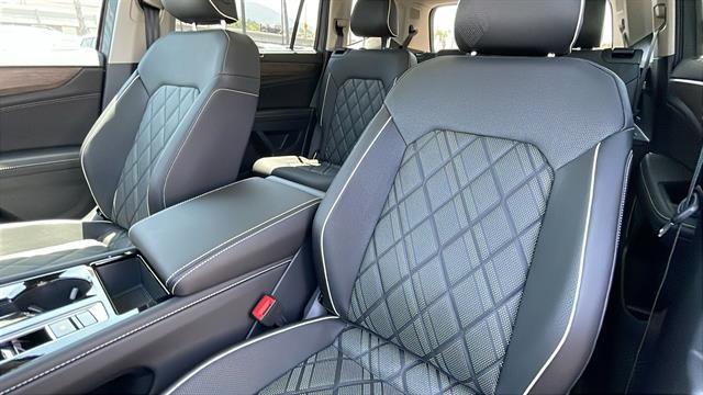 2025 Volkswagen Atlas 2.0T SEL Premium R-Line