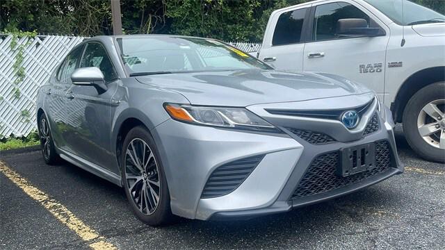 2020 Toyota Camry SE Hybrid