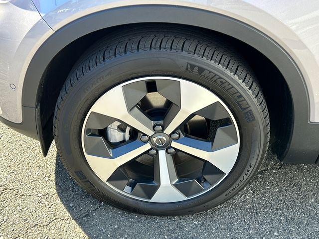 2026 Volvo XC40 Plus, B5 AWD Gas (mild hybrid), Dark