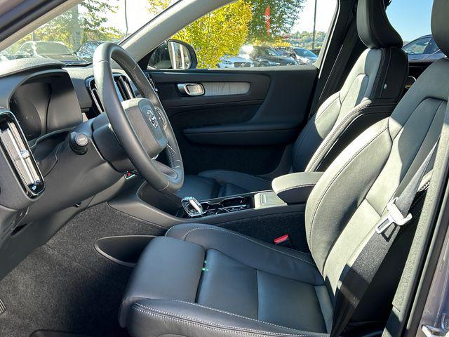 2026 Volvo XC40 Plus, B5 AWD Gas (mild hybrid), Dark