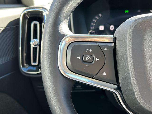2026 Volvo XC40 Plus, B5 AWD Gas (mild hybrid), Dark