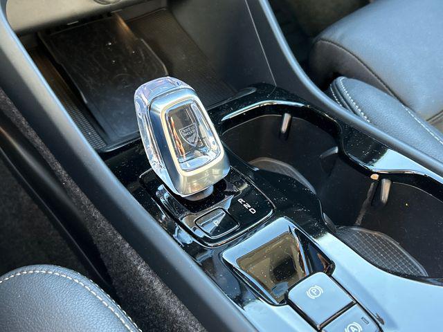 2026 Volvo XC40 Plus, B5 AWD Gas (mild hybrid), Dark