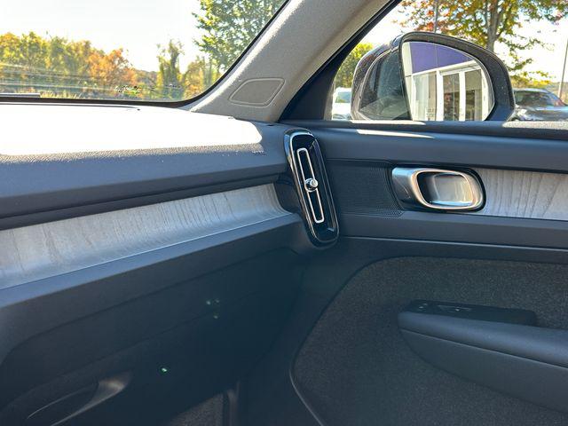 2026 Volvo XC40 Plus, B5 AWD Gas (mild hybrid), Dark