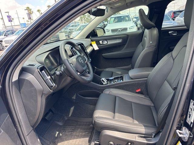 2025 Volvo XC40 B5 Plus Dark Theme