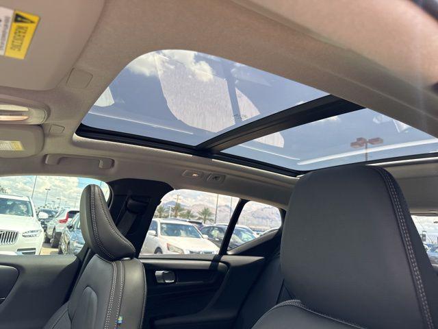 2025 Volvo XC40 B5 Plus Dark Theme