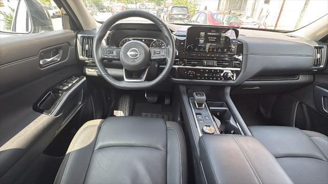 2025 Nissan Pathfinder SL 4WD