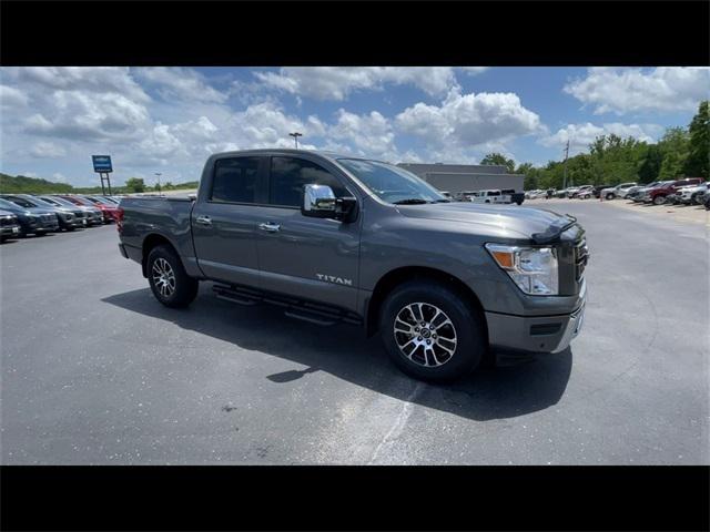 2024 Nissan TITAN Crew Cab SV 4x4