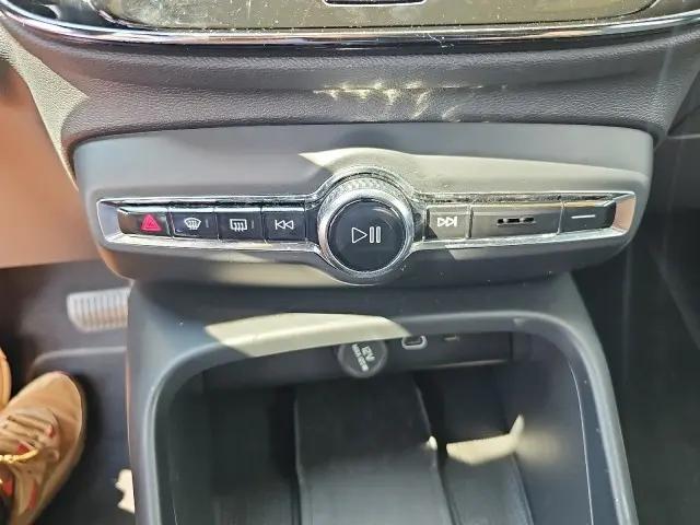2024 Volvo XC40 Core