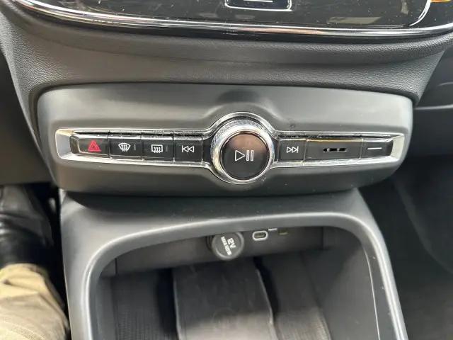 2024 Volvo XC40 Core