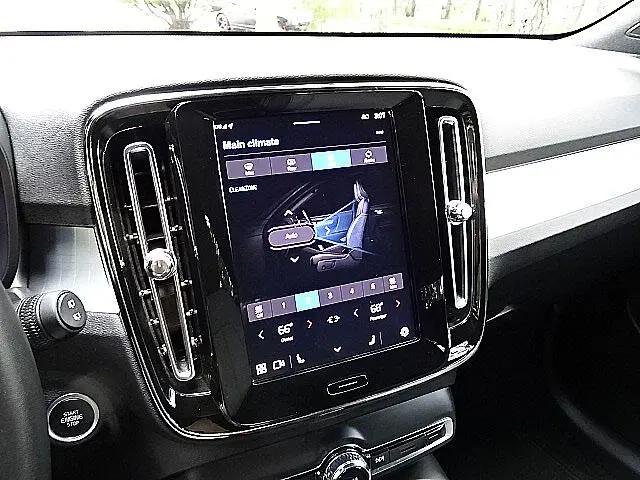 2025 Volvo XC40 B5 Core Bright Theme