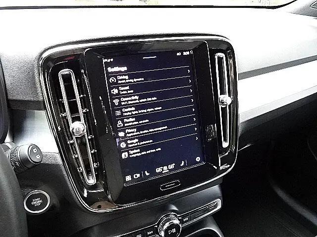 2025 Volvo XC40 B5 Core Bright Theme