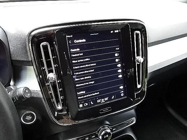 2025 Volvo XC40 B5 Core Bright Theme