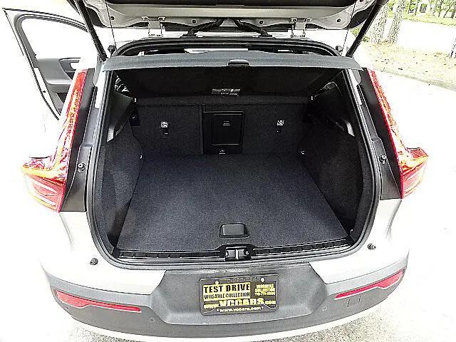 2025 Volvo XC40 B5 Core Bright Theme