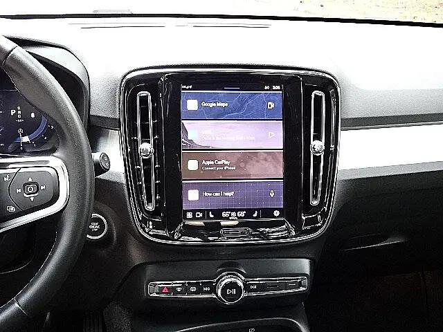 2025 Volvo XC40 B5 Core Bright Theme