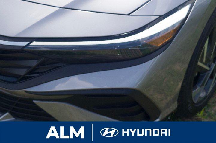 2025 Hyundai Elantra SEL Sport photo 4