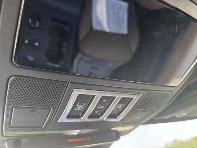 2023 Land Rover Discovery P360 Metropolitan Edition