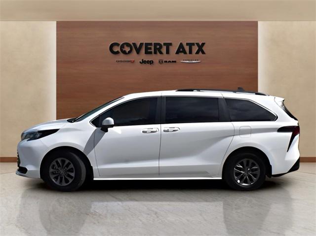 2025 Toyota Sienna LE