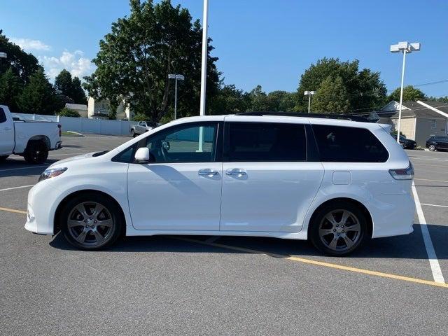 2017 Toyota Sienna SE Premium 8 Passenger