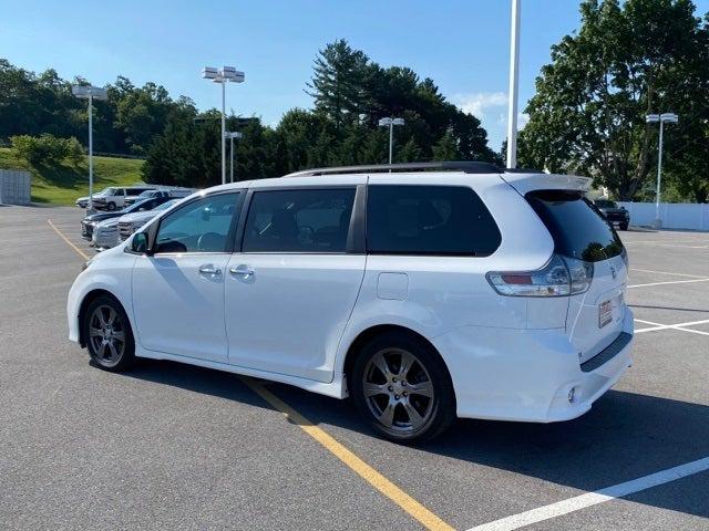 2017 Toyota Sienna SE Premium 8 Passenger