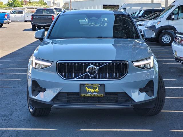 2025 Volvo XC40 B5 Core Bright Theme