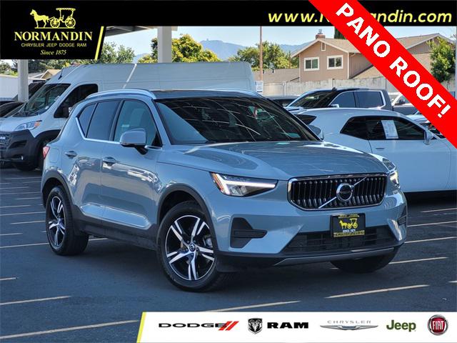 2025 Volvo XC40 B5 Core Bright Theme