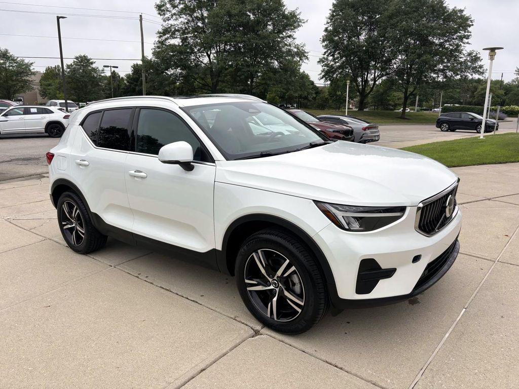 /2025 Volvo XC40