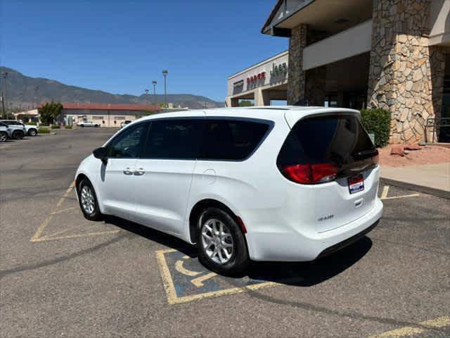 2025 Chrysler Voyager LX