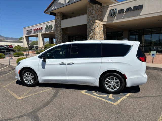 2025 Chrysler Voyager LX