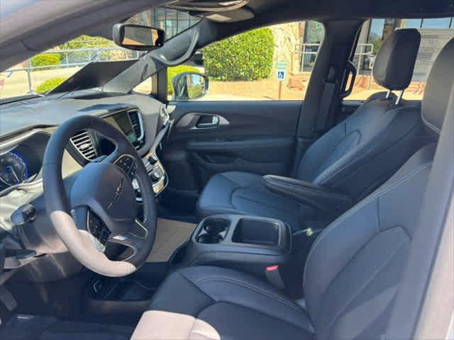 2025 Chrysler Voyager LX