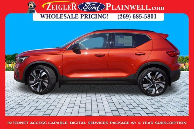 2023 Volvo XC40 B5 Plus Dark Theme