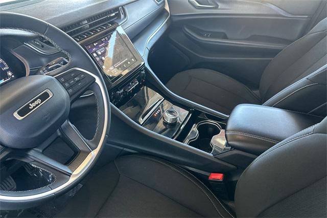 2023 Jeep Grand Cherokee L Laredo 4x4