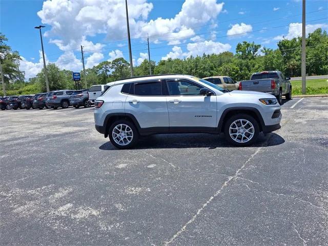 2024 Jeep Compass Latitude Lux FWD